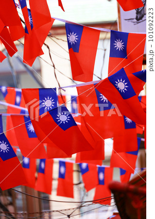 横浜中華街の路地裏の頭上の飾られた鮮やかな沢山の台湾国旗 101092223