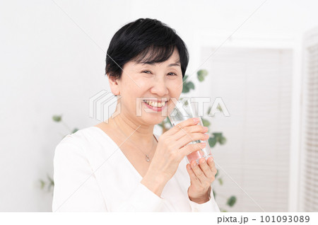 水を飲む女性 健康 ビューティー 水を飲む女性 健康 ビューティー 101093089
