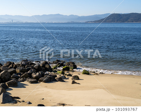 福岡市東区内の海岸と美しく穏やかで青い海(博多湾)。 101093767