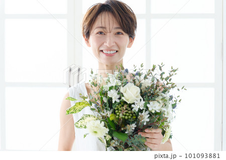 ブーケを持つ女性 ブーケを持つ女性 101093881