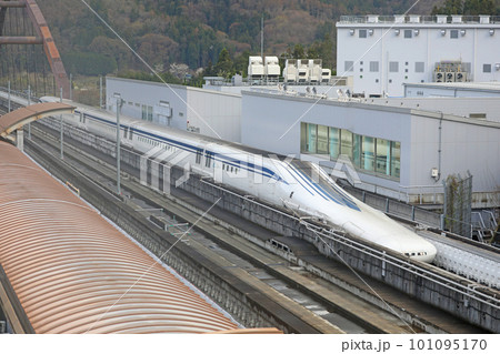 山梨実験線を走行する車両 101095170