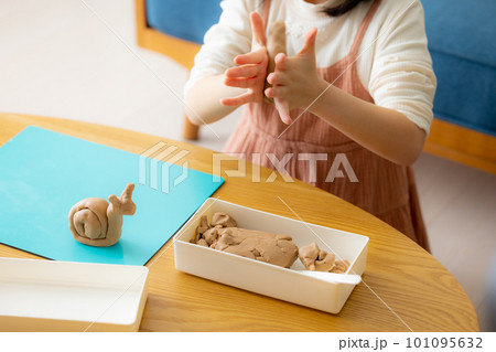 粘土で遊ぶ子供 101095632