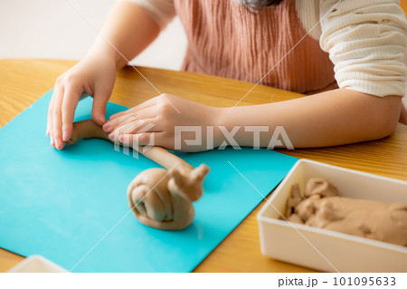 粘土で遊ぶ子供 粘土で遊ぶ子供 101095633