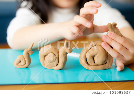 粘土で遊ぶ子供 粘土で遊ぶ子供 101095637