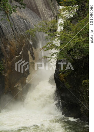 昇仙峡、神奈川県、日本、景色、渓谷、岩、川、水、空、自然、流れ、橋、電話ボックス、バス停、古い電話、 昇仙峡、神奈川県、日本、景色、渓谷、岩、川、水、空、自然、流れ、橋、電話ボックス、バス停、古い電話、 101096066