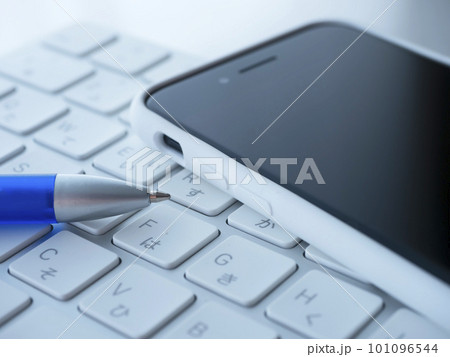パソコンのキーボード、スマートホン、ボールペンのイメージ パソコンのキーボード、スマートホン、ボールペンのイメージ 101096544