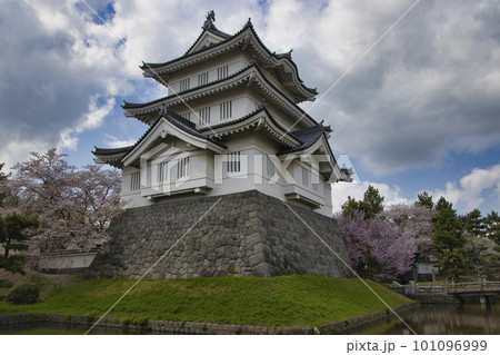 桜が満開の美しい忍城三階櫓 埼玉県行田市 桜が満開の美しい忍城三階櫓 埼玉県行田市 101096999