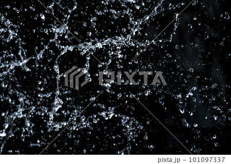 水のスプラッシュと黒背景 水のスプラッシュと黒背景 101097337