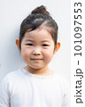 正面を向く幼児 101097553