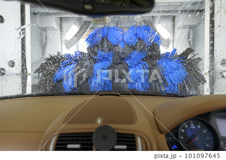 洗車機で車を洗う様子（車内から撮影） 101097645