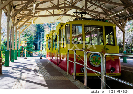 東京都 出発する高尾山ケーブルカー 清滝駅 東京都 出発する高尾山ケーブルカー 清滝駅 101097680