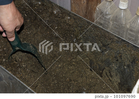 ぼかし肥作り 五日目 ぼかし肥作り 五日目 101097690