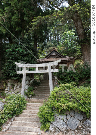 田舎にひっそりと建つ神社（兵庫県豊岡市但東町：若宮神社） 101097784