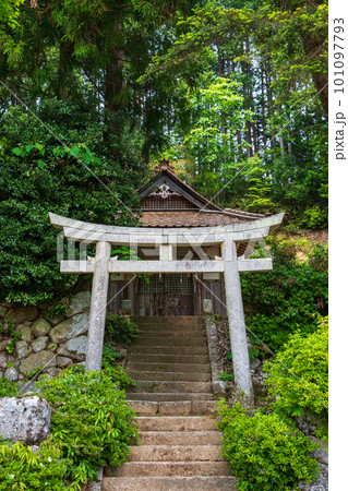 田舎にひっそりと建つ神社（兵庫県豊岡市但東町：若宮神社） 101097793