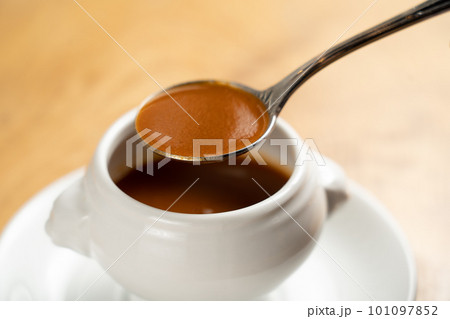 スプーンですくったビスク 101097852