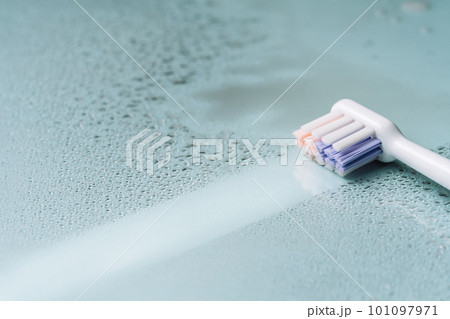 Dry and clean toothbrush marks on glass surface with dirty water drops 101097971
