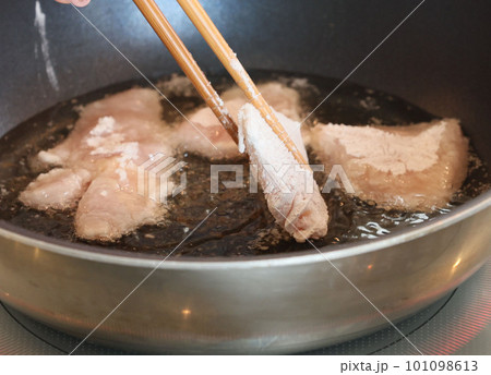 フライパンで料理 101098613