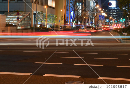 夜の繁華街の交差点 夜の繁華街の交差点 101098617