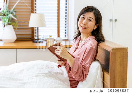 ベッドで読書する女性 ベッドで読書する女性 101098887