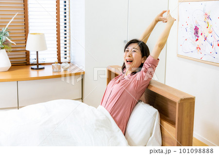 ベッドでストレッチをする女性 ベッドでストレッチをする女性 101098888