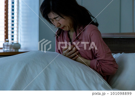 体調が悪いシニア女性 101098899