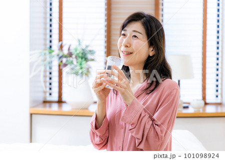 水を飲む女性 101098924