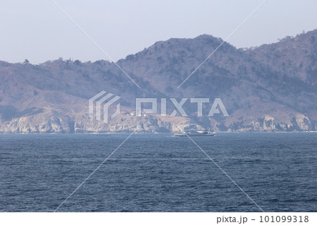 宮城 石巻 フェリーから見る金華山灯台 宮城 石巻 フェリーから見る金華山灯台 101099318