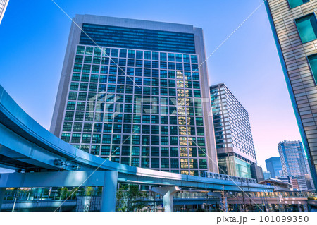 日本の東京都市景観 汐留のビル群とゆりかもめ、汐留駅（画面右）などを望む（連続写真） 101099350