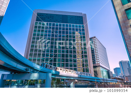 日本の東京都市景観 汐留のビル群とゆりかもめ、汐留駅（画面右）などを望む（連続写真） 101099354