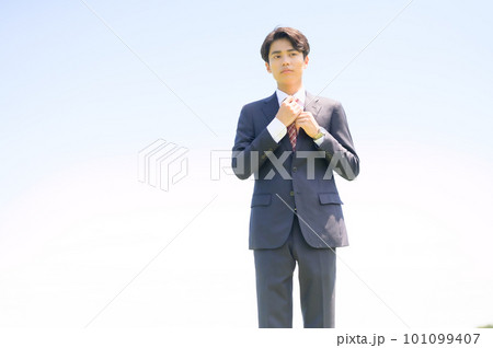 ネクタイを絞め直す若手ビジネスマン 101099407
