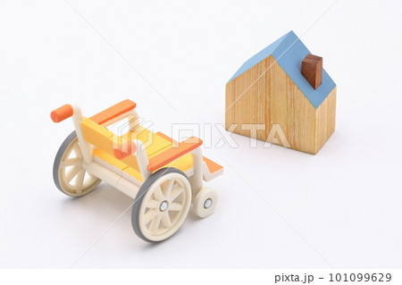 車椅子と住宅のイメージ（障がい者） 101099629