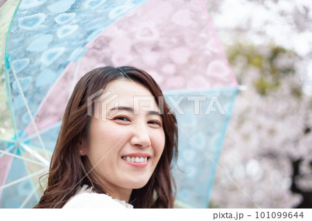 桜と若い女性 桜と若い女性 101099644