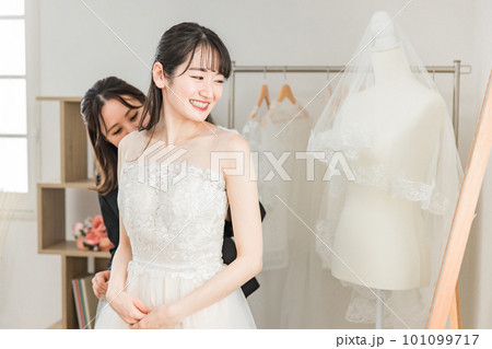 結婚式の準備でウェディングドレスの衣装合わせをするアジア人女性(試着・フィッティング) 結婚式の準備でウェディングドレスの衣装合わせをするアジア人女性(試着・フィッティング) 101099717