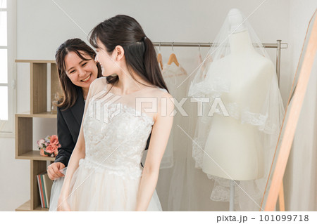 結婚式の準備でウェディングドレスの衣装合わせをするアジア人女性（試着・フィッティング） 101099718