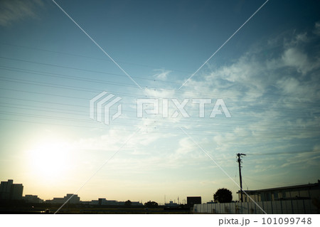 夕日に照らされる雲 101099748