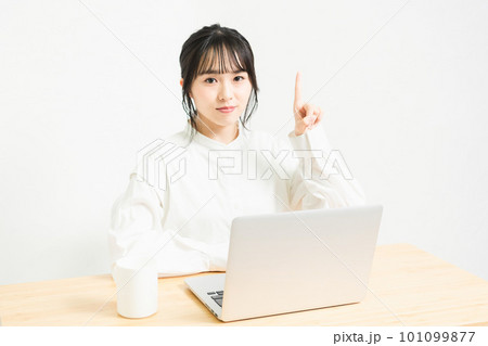 PCの前でポイントを示す若い女性 PCの前でポイントを示す若い女性 101099877