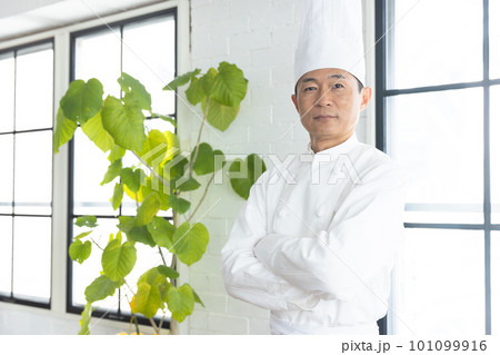 コックコートを着た男性 101099916