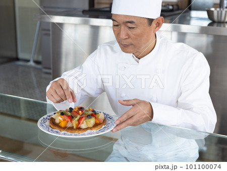 ケーキを作るパティシエ 101100074