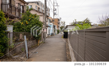 住宅街の狭い路地② 101100639