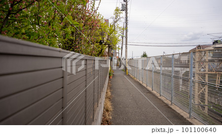住宅街の狭い路地② 101100640