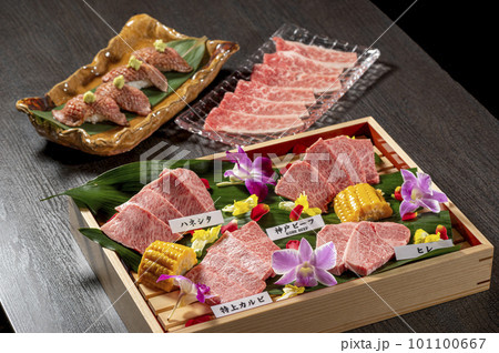 木箱に並んだ肉の盛り合わせ 101100667