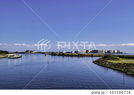 東京都　葛西臨海公園　葛西渚橋から舞浜方面の風景 101100718