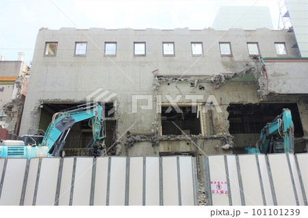 ビル解体工事現場　ビル取り壊し工事中 101101239