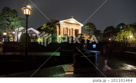 夜　雨上がりの倉敷美観地区大原美術館　岡山県 101101464