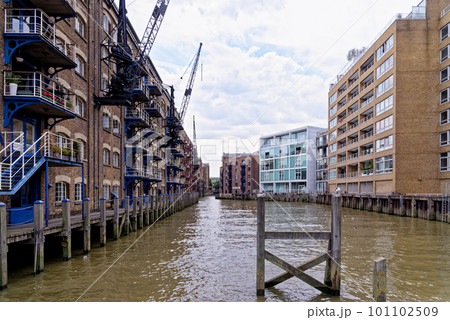 Buildings in China Wharf Bermondsey, river Thames - London Buildings in China Wharf Bermondsey, river Thames - London 101102509