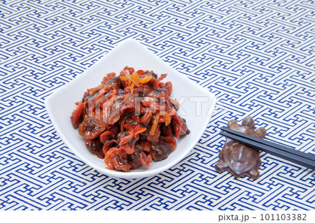 小皿に入れた赤貝の佃煮、箸付き 101103382