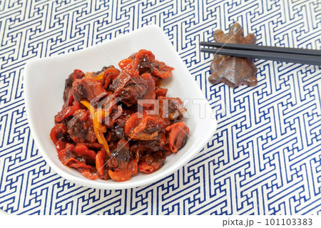 小皿に入れた赤貝の佃煮、箸付き 小皿に入れた赤貝の佃煮、箸付き 101103383