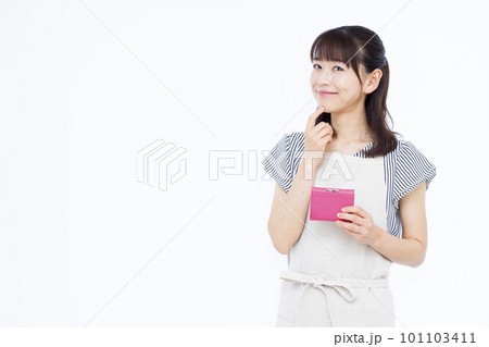 お財布を持って笑顔で悩んでいるエプロン姿の30代主婦 お財布を持って笑顔で悩んでいるエプロン姿の30代主婦 101103411