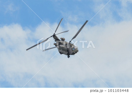 イギリス空軍チヌークHC2ヘリ旋回 101103448