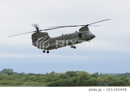 イギリス空軍チヌークHC2ヘリ側面 101103449